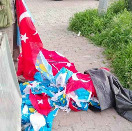 İYİ Partililer çöpe bayrak mı attı?