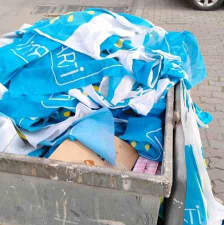 İYİ Partililer çöpe bayrak mı attı?