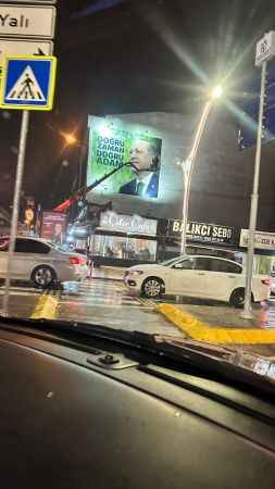 Erdoğan’ın afişi büyüdü Kılıçdaroğlu’nun afişi saldırıya uğradı