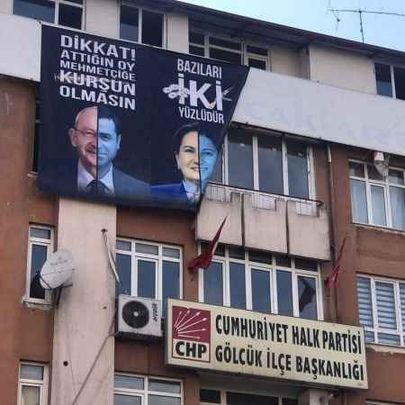 Ülkücülerin olaylı pankartını CHP ilçe binasına astılar!