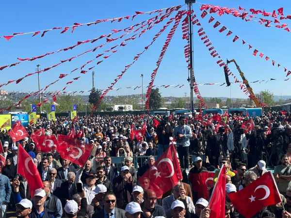 Çamur temizleme törenini mitinge çevirdiler