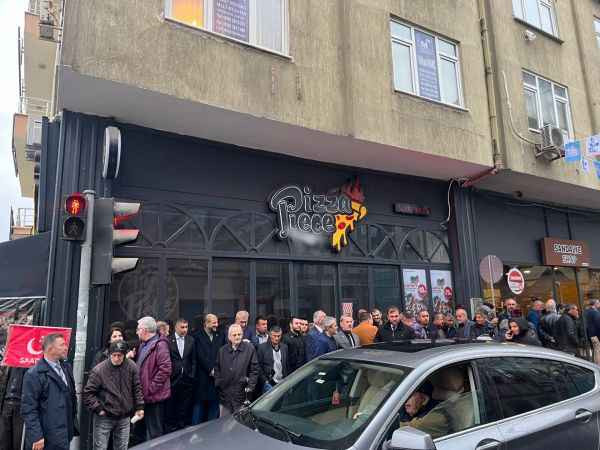 Yağmur altında Karamollaoğlu’nu beklediler