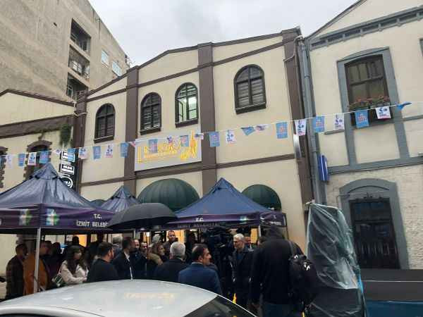 Yağmur altında Karamollaoğlu’nu beklediler