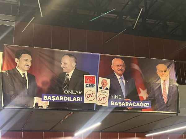 Karamollaoğlu programında dikkat çeken afiş