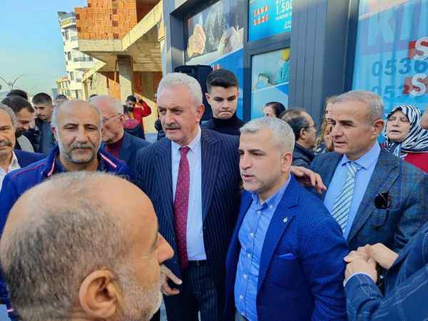 CHP ile gezip evine AKP posteri astı!