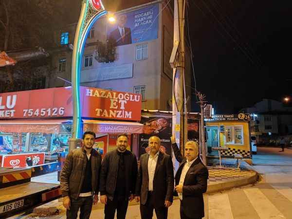 CHP ile gezip evine AKP posteri astı!