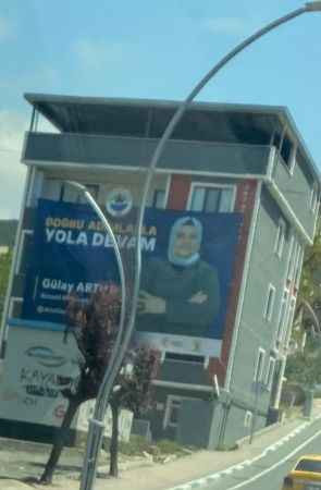 CHP ile gezip evine AKP posteri astı!