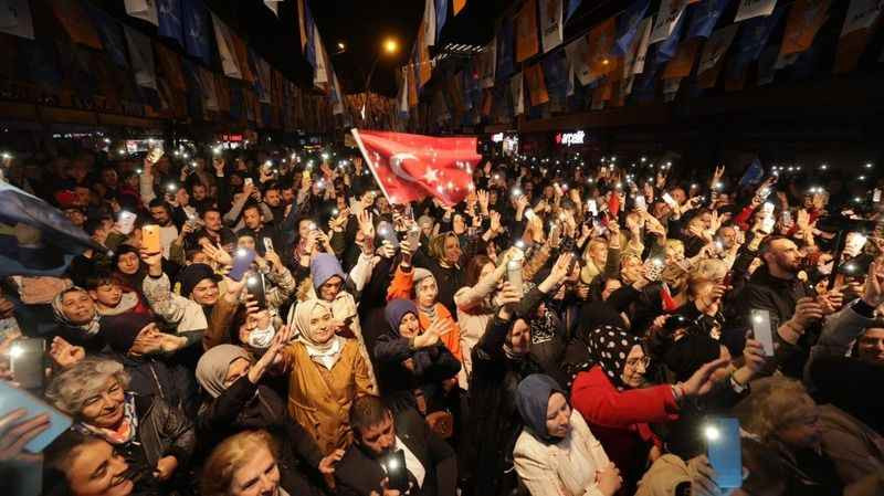 Talus’tan CHP’ye Özgür Özel göndermesi: Ara sokak bile boş kaldı