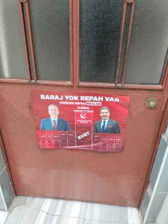 Yeniden Refah’ın broşür ve afişlerinde ne eksik?