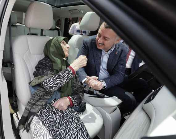 Büyükakın 100 yaşındaki seçmeni TOGG ile evine bıraktı