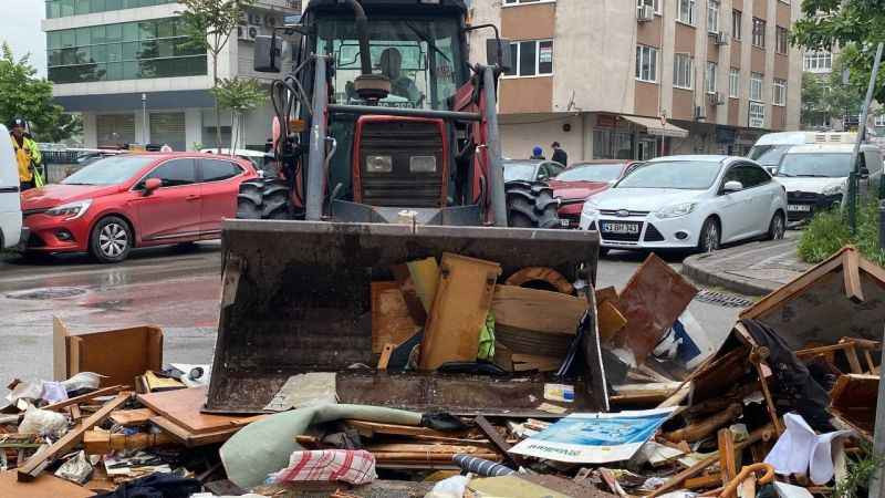 Ölen babalarının eşyalarını balkondan attılar