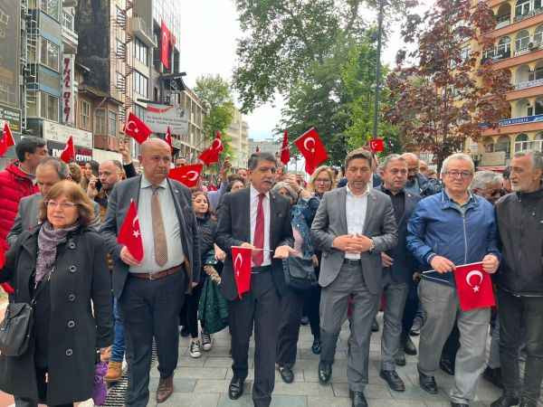 Ayrı ayrı yürüdüler