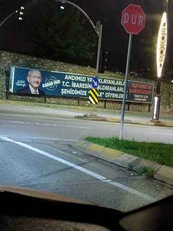 İzmit’te dikkat çeken afiş!