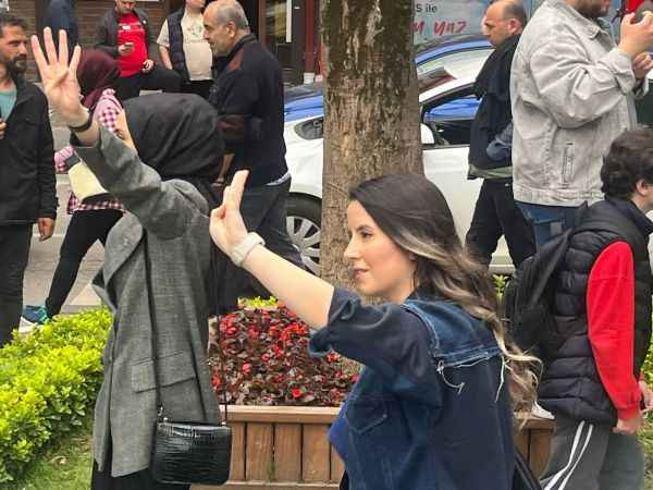 Millet İttifakının önünden slogan ve işaretlerle geçtiler