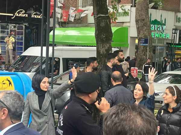 Millet İttifakının önünden slogan ve işaretlerle geçtiler
