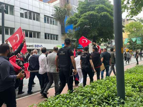 Çevik kuvvetle yürüdüler!