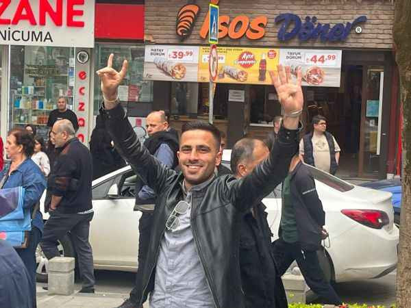 Millet İttifakının önünden slogan ve işaretlerle geçtiler