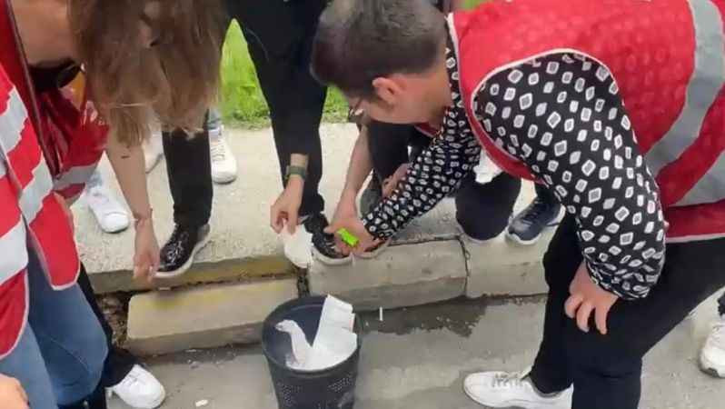 CHP’li gençler İSU’nun önünde fatura yaktı