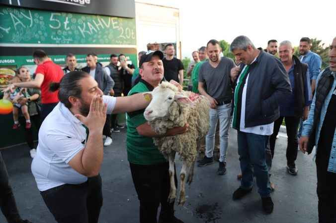 Hodri Meydan, Engin Koyun’a koyunla seslendi