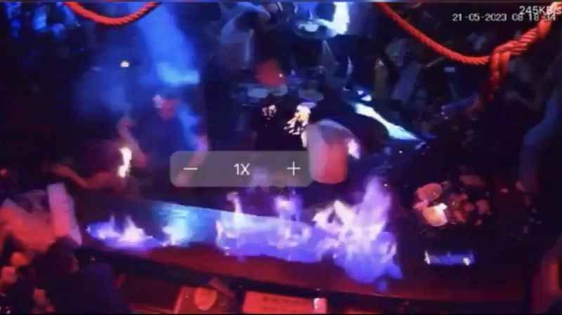 Şov yapayım derken müşterileri böyle yaktı! Barda dehşet anları!