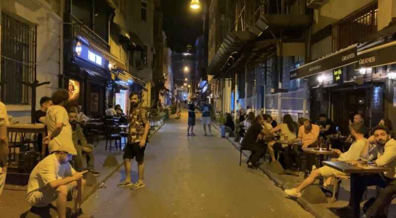 Şov yapayım derken müşterileri böyle yaktı! Barda dehşet anları!