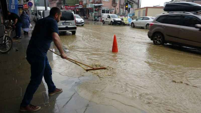 Otomobil su altında kaldı, alt geçitler göle döndü