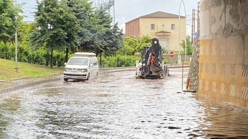 Otomobil su altında kaldı, alt geçitler göle döndü