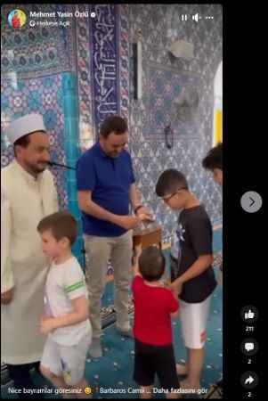 Karaosmanoğlu’nun izinde… Camide çocuklara para dağıttı, sosyal medyasında paylaştı!