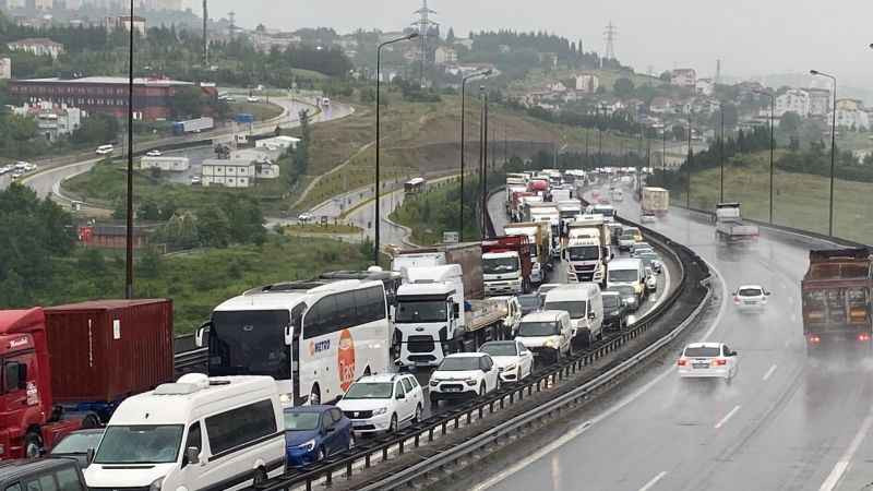 Tırın kasası devrildi, trafik durma noktasına geldi