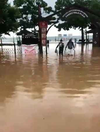 Deniz ve dereler taştı, yollar göle döndü