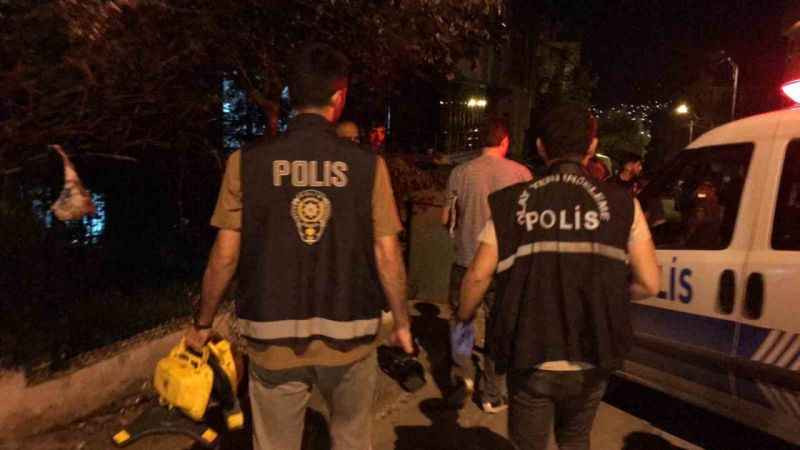 Kocaeli'de gece yarısı evi kurşunladı
