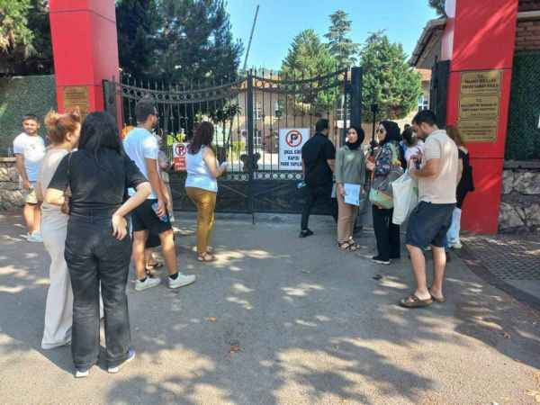 Kocaeli'de KPSS heyecanı... Adaylar sınıfta, aileler dışarıda ter döküyor