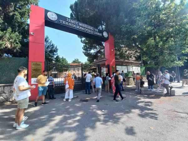 Kocaeli'de KPSS heyecanı... Adaylar sınıfta, aileler dışarıda ter döküyor