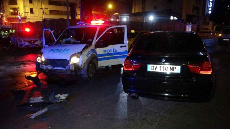 Polis aracı ile otomobil çarpıştı: yaralılar var