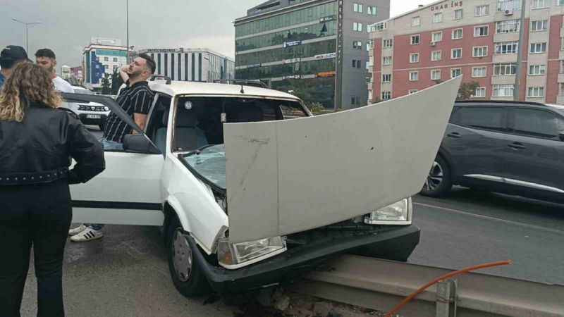Otomobil bariyerlere çarptı yaralı var