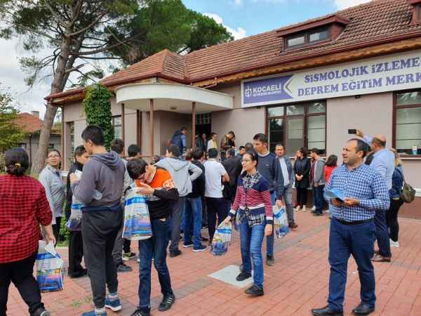 Depremi birebir yaşayarak eğitim alıyorlar