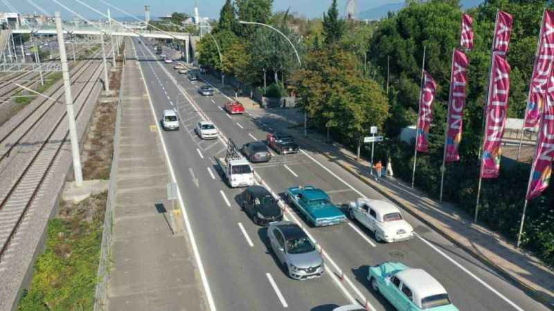 Roman çiftler klasik araçlarla İzmit sokaklarında düğün konvoyu coşkusu yaşadı