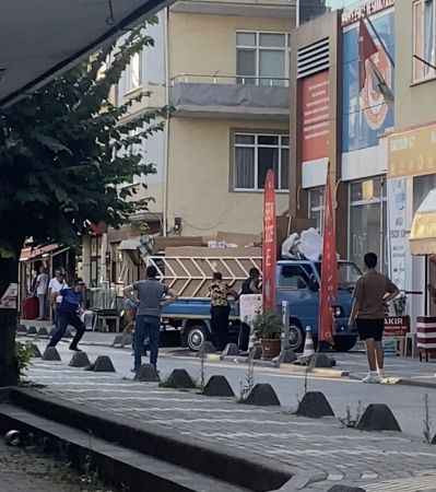 Kocaeli'de zabıta ile karton toplayıcıları birbirine girdi! O anlar kamerada