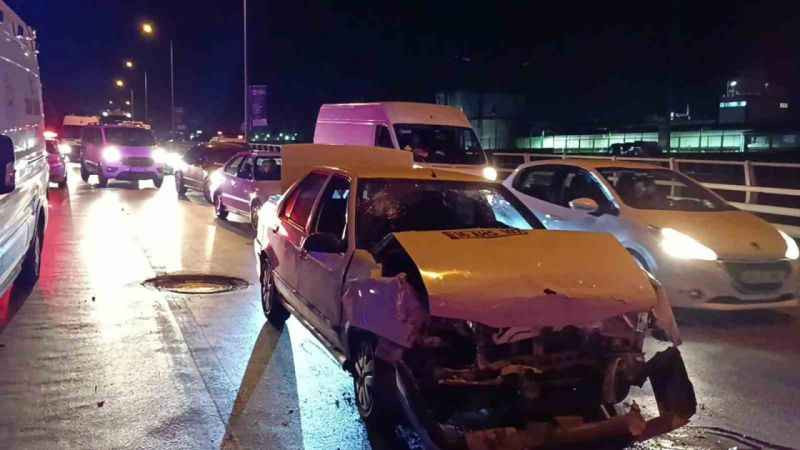 Kocaeli’de otomobil, kırmızı ışıkta duran araca çarptı: 1 yaralı