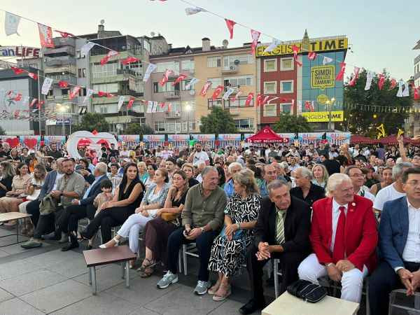 Hürriyet festivalde konuştu “Bu kent grinin altında ezilsin istemiyoruz!”