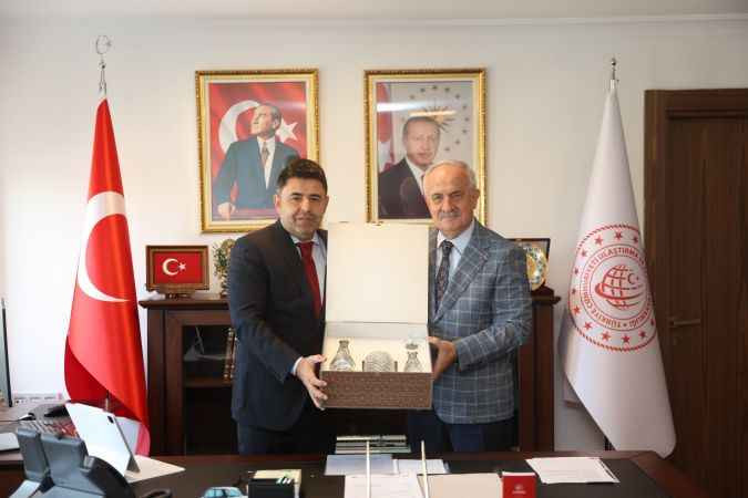 Zeki Aygün, Ankara’da su dağıttı