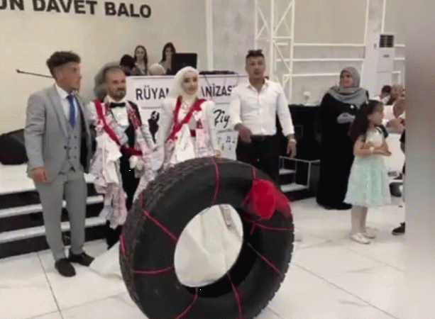 Kocaeli’deki düğünde damada verilen hediye sosyal medyayı salladı