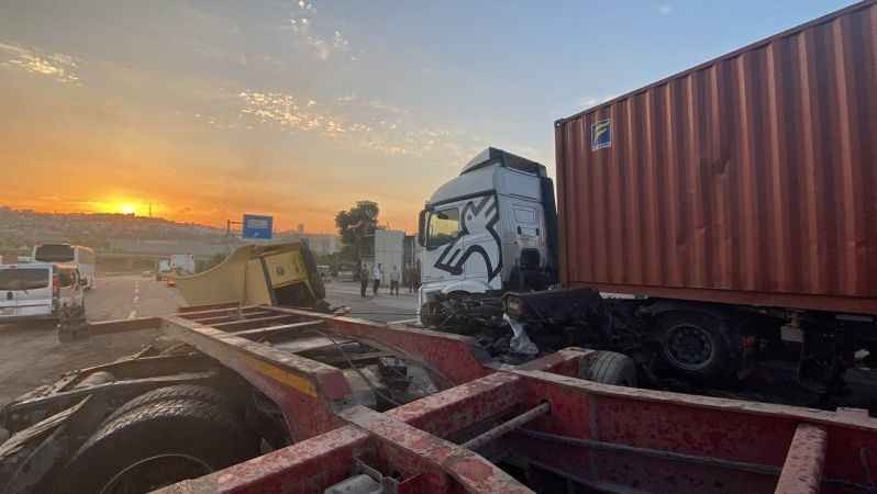 Kocaeli'de tırın kupası koptu: yaralılar var
