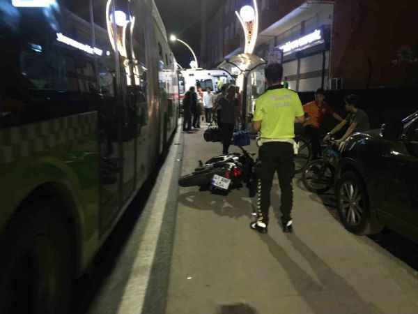 Kocaeli'de alkollü motosiklet sürücüsü otobüsten inen yolcuya çarptı: 2 yaralı