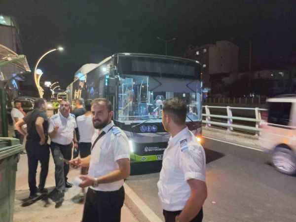 Kocaeli'de alkollü motosiklet sürücüsü otobüsten inen yolcuya çarptı: 2 yaralı