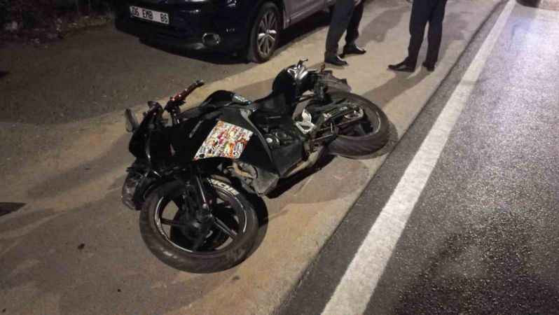 Kocaeli'de alkollü motosiklet sürücüsü otobüsten inen yolcuya çarptı: 2 yaralı