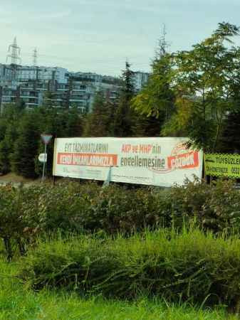 Montajlı billboardlarla yüklendi