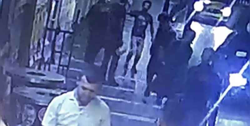 Akıl almaz olay kamerada: Kovulunca müşterilerin üstüne tiner attı