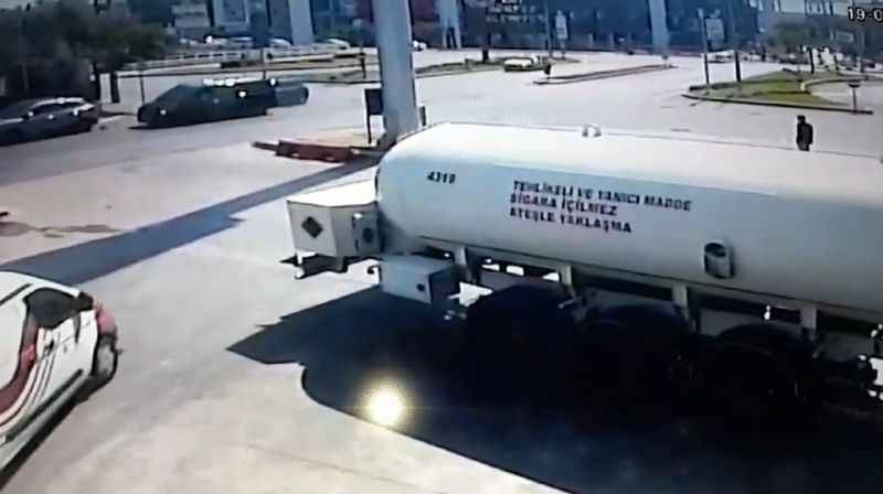 Minibüsle otomobil kavşakta çarpıştı: 2 kişi yaralandı