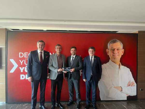Hep birlikte genel merkeze gittiler
